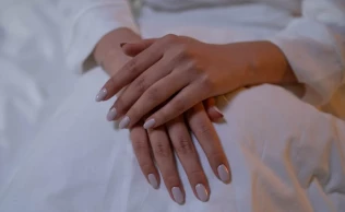 Unhas resistentes e radiantes: Descubra os segredos para uma manicure impecável