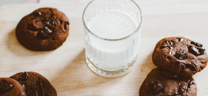 Sabores irresistíveis: Biscoitos com Gotas de Chocolate e Leite Gelado - Uma dupla perfeita para deliciar seu paladar!