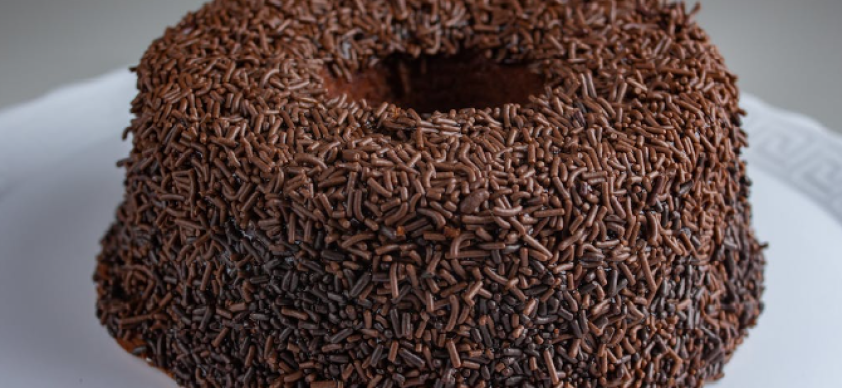 Quando se fala em bolo de cenoura, é impossível não mencionar a cobertura de chocolate, um complemento irresistível que eleva a experiência a outro nível.