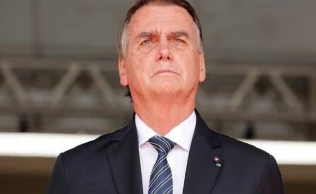 Bolsonaro discutiu os atos golpistas de 8 de janeiro, em investigação na CPMI, e mencionou a possibilidade de escolher um candidato de direita para as eleições de 2026.