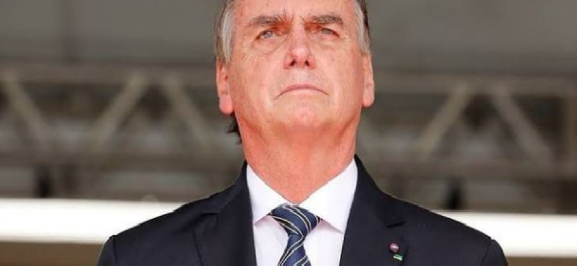 Bolsonaro discutiu os atos golpistas de 8 de janeiro, em investigação na CPMI, e mencionou a possibilidade de escolher um candidato de direita para as eleições de 2026.