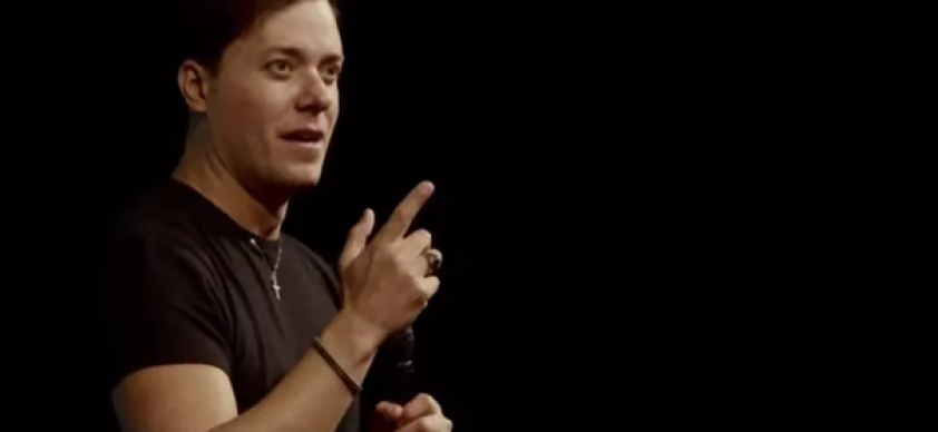 Pastor André Valadão causa indignação ao proferir declarações polêmicas sobre a população LGBTQIA+ durante culto