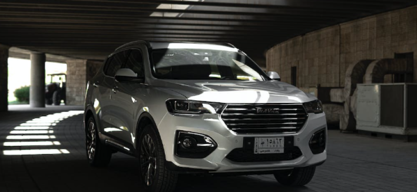 Carro elétrico chinês perde bateria no meio da rua, revelando desafios na segurança das baterias.