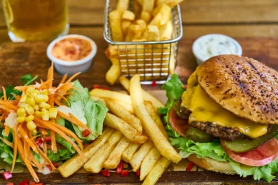 O hambúrguer: uma tentação irresistível, mas a saúde agradece quando resistimos!