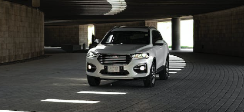 Carro elétrico chinês sofre incidente com bateria: Desafios na segurança dos veículos elétricos.