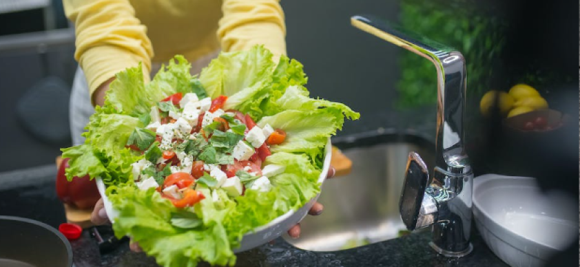 Com suas folhas crocantes e sabor suave, ela tem conquistado um lugar especial em saladas, sanduíches e pratos diversos.