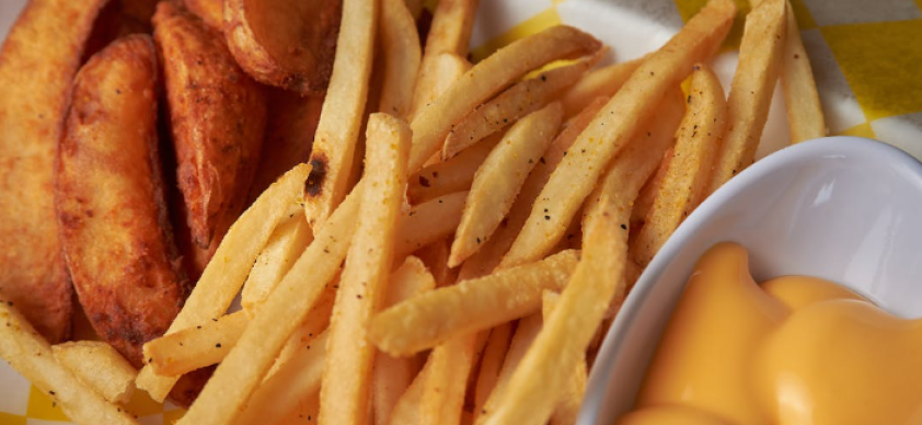 O molho cheddar tem um sabor rico, cremoso e levemente picante, que pode adicionar um toque extra de sabor aos seus pratos favoritos.