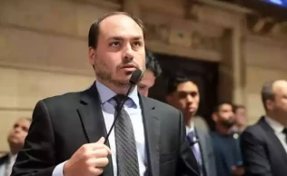 O magistrado afirmou que houve uma tentativa frustrada por parte de Carlos Bolsonaro de desqualificar a conduta e a honorabilidade de Randolfe no âmbito da CPI da Covid, durante a campanha eleitoral de 2022.