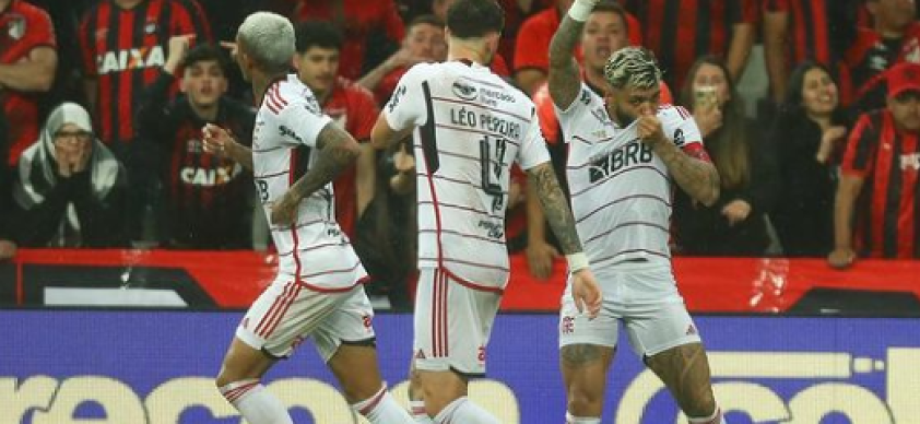 O primeiro gol do Flamengo veio aos 33 minutos, com Fernandinho mostrando sua habilidade e finalizando com precisão.