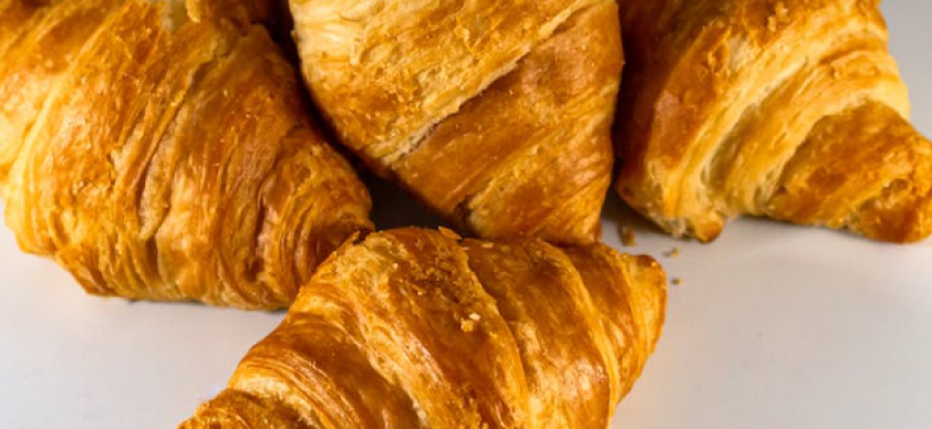 . Quando mordemos um croissant recém-assado, somos presenteados com um aroma delicioso e uma textura crocante por fora, porém macia e aerada por dentro. A manteiga derrete na boca, deixando um sabor rico e reconfortante.