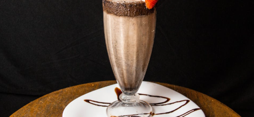 O milkshake de chocolate é uma sobremesa indulgente que pode proporcionar um momento de prazer e conforto.