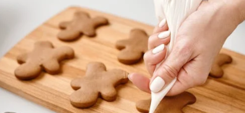 Além de serem deliciosos por si só, os biscoitos de gengibre podem ser usados como base para criação de outras sobremesas, como sanduíches de sorvete ou cheesecake de gengibre.