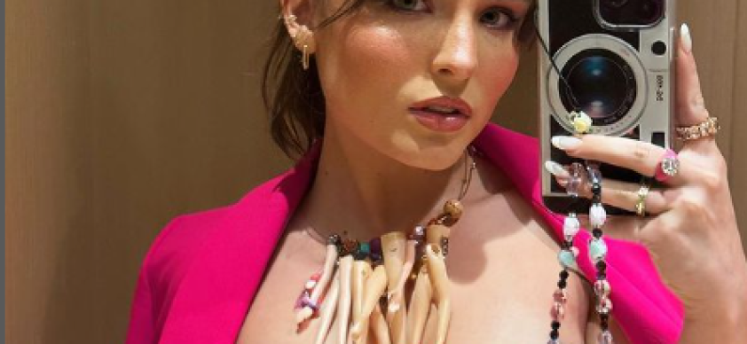 Larissa Manuela Brilha na Estreia da Barbie com Colar de Pernas de Boneca