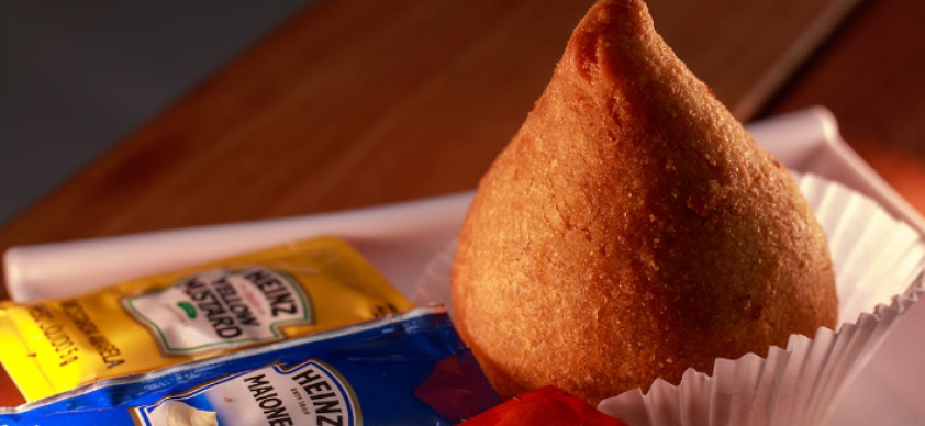 Fazer coxinhas é um processo que envolve algumas etapas, mas é bem simples e o resultado é delicioso.