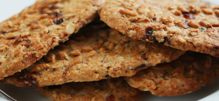 Esses biscoitos são uma alternativa mais saudável aos doces tradicionais, pois não contêm açúcar refinado e são ricos em fibras provenientes da aveia e das frutas.