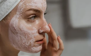 A água de arroz é um tratamento caseiro popular para cuidados com a pele que muitas pessoas acreditam ser útil para clarear a pele e reduzir manchas.