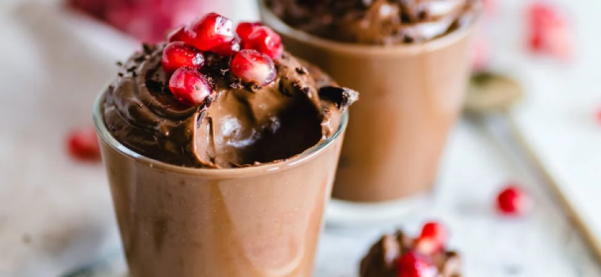 Esta sobremesa é rica em gorduras saudáveis do abacate e possui um sabor intenso de chocolate.