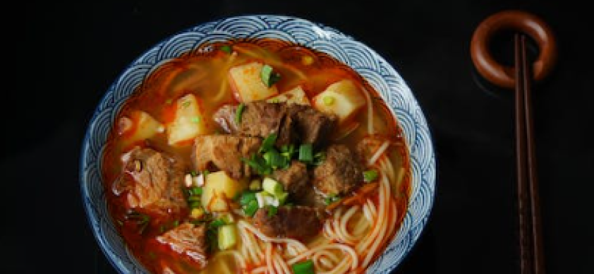 O ramen é um prato icônico da culinária japonesa que tem uma história interessante e complexa.