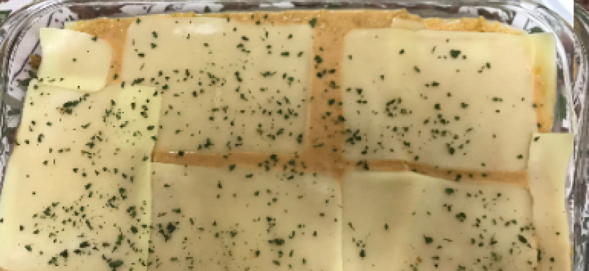 <strong>Em seguida, adicione metade do recheio de carne de soja, seguido por mais molho branco e uma camada de queijo mussarela ralado.</strong>