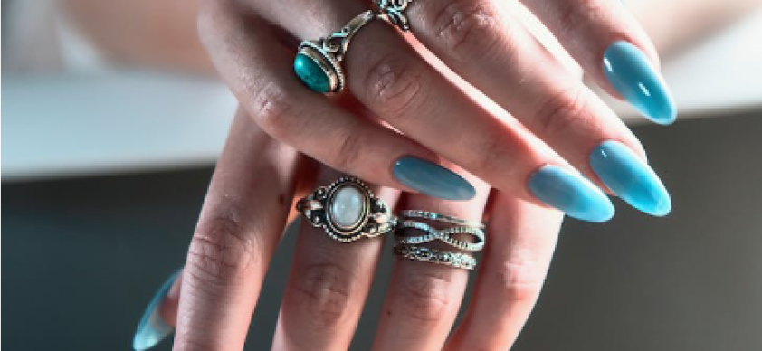 <strong>Largar o hábito de roer as unhas também é crucial para conquistar unhas perfeitas. Morder as unhas não apenas danifica sua aparência, mas também pode ser prejudicial à saúde das unhas e cutículas.</strong>