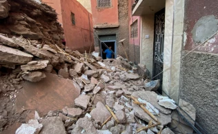 As imagens vindas de Marrocos são angustiantes, com edifícios reduzidos a escombros e comunidades inteiras devastadas.