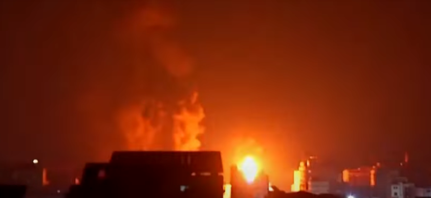 Imagens Chocantes Capturam os Estrondos dos Bombardeios em Gaza na Madrugada de Domingo