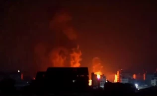 Raios de Destruição Iluminam o Céu de Gaza durante a Ofensiva Israelense.