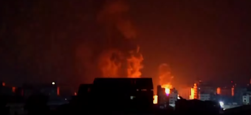 Raios de Destruição Iluminam o Céu de Gaza durante a Ofensiva Israelense.