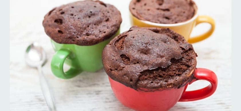 Agora você pode desfrutar de um delicioso bolo de caneca com gotas de chocolate feito na Airfryer.