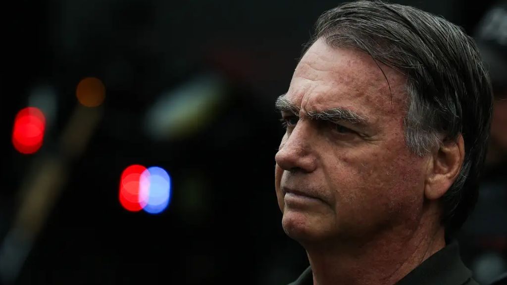 Pedido de expulsão de Bolsonaro e generais movimenta Forças Armadas