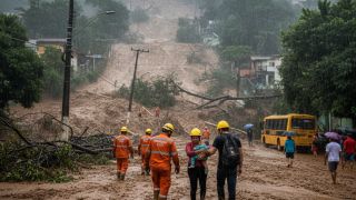 Defesa Civil: Guarujá sofre com chuvas extremas e moradores são evacuados